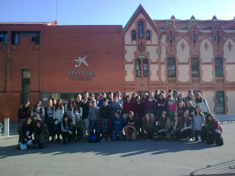 Alumnos de ciencias de 4º ESO, 1º y 2º de bachillerato del IES Monegros a la entrada del Museo de la Ciencia CosmoCaixa de Barcelona.